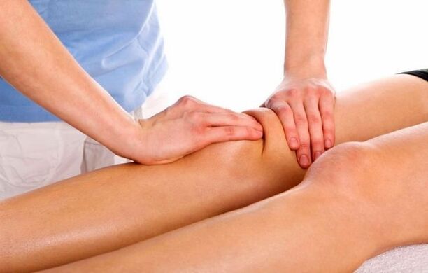 Die Massage des Kniegelenks hilft, die Manifestationen der Gonarthrose zu lindern