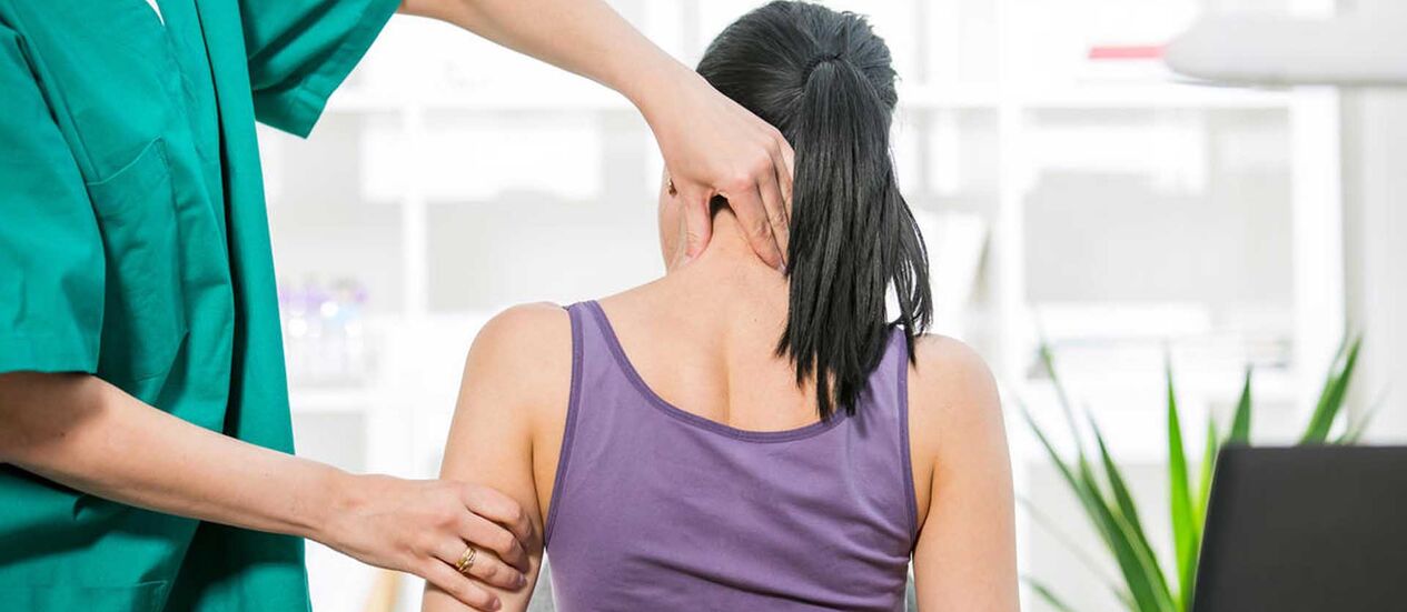 Patient mit Nackenschmerzen wird von einem Arzt untersucht